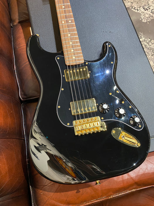 Fender Limited Edition Mahogany Blacktop Stratocaster®, Pau Ferro Fingerboard, Black with Gold Hardware w/Hardcase - Guitar Warehouse